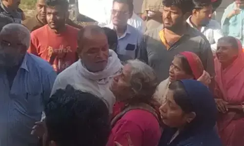 दुर्गा अष्टमी के दिन एक साथ उठीं 4 अर्थियां मचा हाहाकार, हरदा में बेटा-बहू और दो पोतियों का चेहरा तक नहीं देख सकी मां दुर्गा अष्टमी के दिन एक साथ उठीं 4 अर्थियां मचा हाहाकार, हरदा में बेटा-बहू और दो पोतियों का चेहरा तक नहीं देख सकी मां