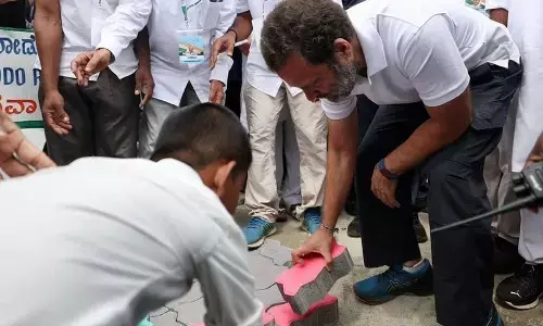 भारत जोड़ो यात्रा ने इस गांव में वर्षों पुराना विवाद किया समाप्त, राहुल ने ईंट बिछाकर की शुरुआत भारत जोड़ो यात्रा ने इस गांव में वर्षों पुराना विवाद किया समाप्त, राहुल ने ईंट बिछाकर की शुरुआत