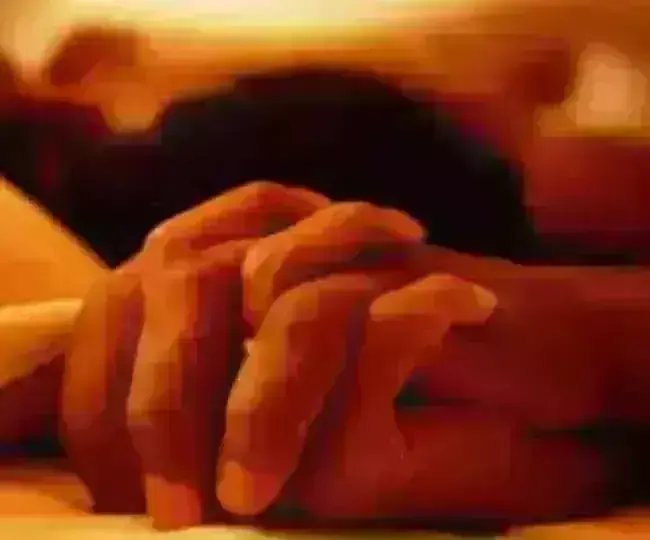 शादीशुदा प्रेमी प्रेमिका मना रहे थे रंगरेलियां फिर.. शादीशुदा प्रेमी प्रेमिका मना रहे थे रंगरेलियां फिर..