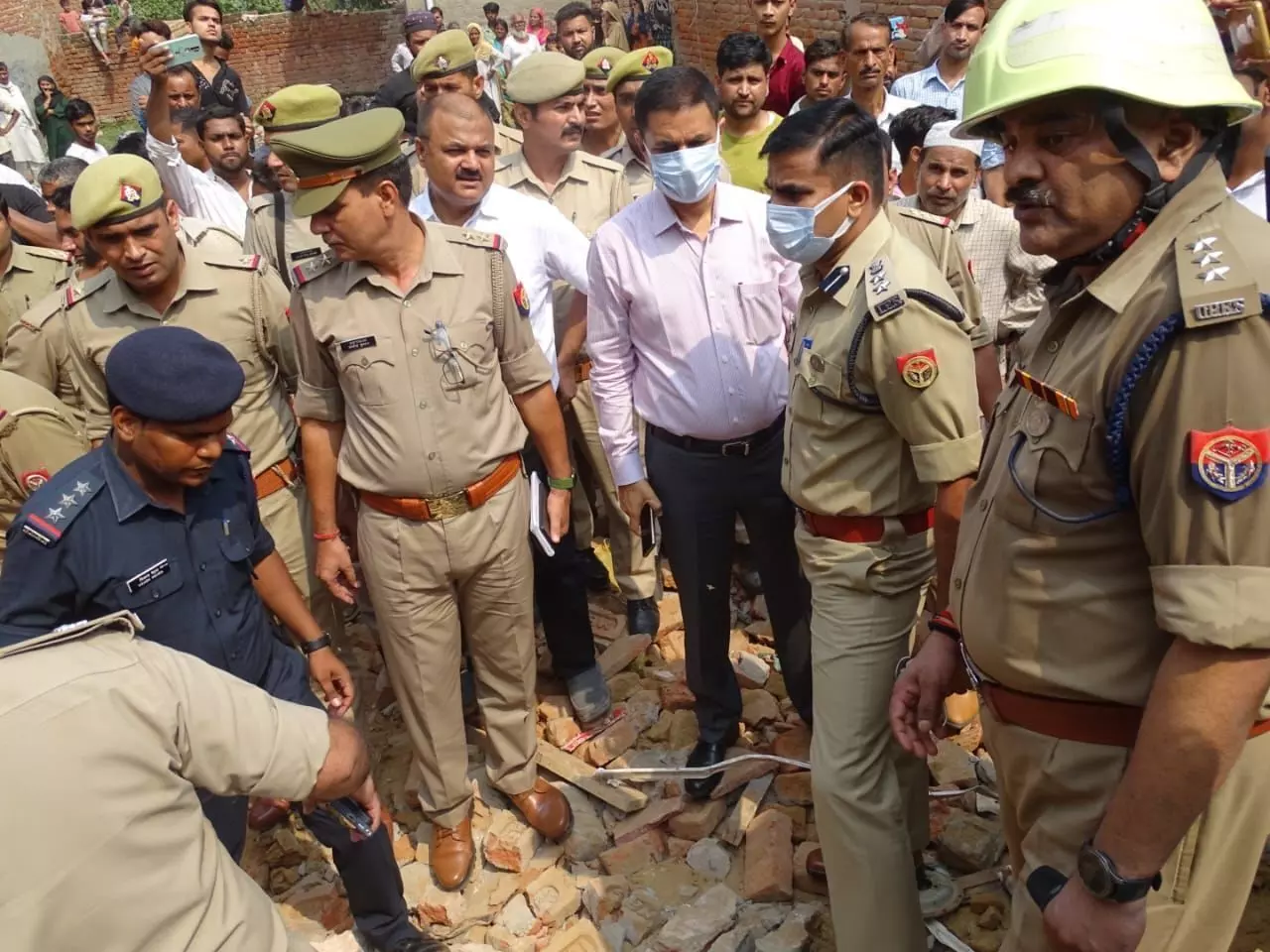 गाजियाबाद के मकान में गैस सिलेंडर फटा, हादसे में 4 लोगो की मौत गाजियाबाद के मकान में गैस सिलेंडर फटा, हादसे में 4 लोगो की मौत