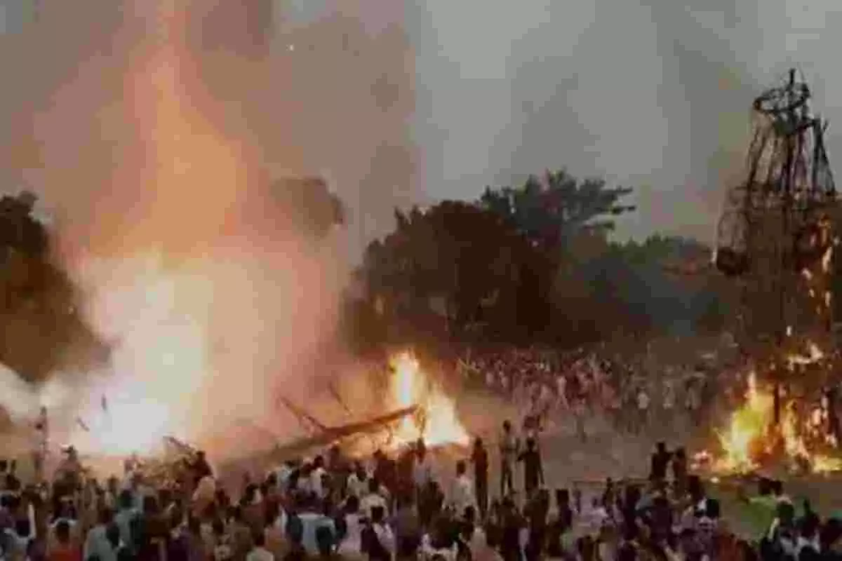 Ravan Dahan : रावण का जलता पुतला लोगों की भीड़ पर गिरा, कई लोग हुए घायल; वीडियो वायरल