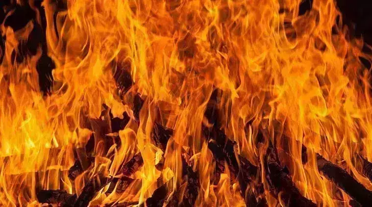 आगरा के नर्सिंग होम मे आग लगने से मची अफरा-तफरी डाक्टर समेत तीन की मौत आगरा के नर्सिंग होम मे आग लगने से मची अफरा-तफरी डाक्टर समेत तीन की मौत