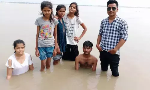 कानपुर : डूब रही थी अंशिका, बचाने के चक्कर में सभी 6 डूबे, कुछ देर पहले की तस्वीर  आई सामने! कानपुर : डूब रही थी अंशिका, बचाने के चक्कर में सभी 6 डूबे, कुछ देर पहले की तस्वीर  आई सामने!