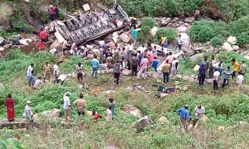 उत्तराखंड के पौडी गढ़वाल मे बस दुर्घटना 25 की मौत कई घायल राष्ट्रपति और प्रधानमंत्री ने जताया दुख.. उत्तराखंड के पौडी गढ़वाल मे बस दुर्घटना 25 की मौत कई घायल राष्ट्रपति और प्रधानमंत्री ने जताया दुख..