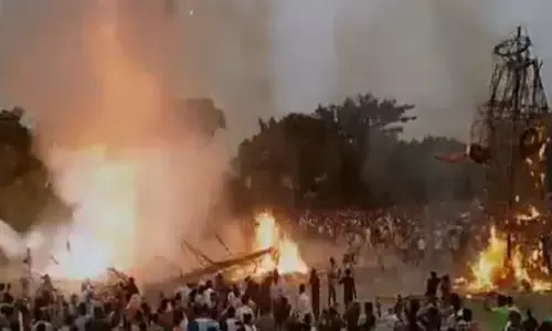 Ravan Dahan : रावण का जलता पुतला लोगों की भीड़ पर गिरा, कई लोग हुए घायल; वीडियो वायरल