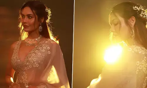 Esha Gupta Sexy Video Photo: हॉट साड़ी में बला की खूबसूरत लग रही हैं ईशा गुप्ता, एक्ट्रेस का सिजलिंग अवतार यूजर्स के छुटा रहा पसीना Esha Gupta Sexy Video Photo: हॉट साड़ी में बला की खूबसूरत लग रही हैं ईशा गुप्ता, एक्ट्रेस का सिजलिंग अवतार यूजर्स के छुटा रहा पसीना