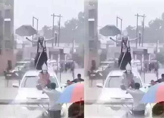 फॉर्च्यूनर की बोनट पर बैठकर रामलीला ग्राउंड पहुचा रावण, जानें पूरा मामला.. फॉर्च्यूनर की बोनट पर बैठकर रामलीला ग्राउंड पहुचा रावण, जानें पूरा मामला..