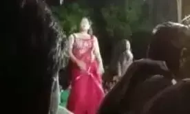 रामलीला के मंच पर चल रहा था बार-बालाओं का अश्लील डांस पहुंची पुलिस तो हुआ यह. रामलीला के मंच पर चल रहा था बार-बालाओं का अश्लील डांस पहुंची पुलिस तो हुआ यह.