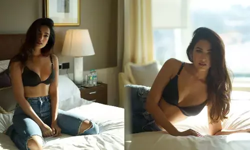 Sonal Chauhan Sexy Video Photos: ब्लू जींस संग ब्लैक ब्रा पहन सोनल चौहान ने करवाया हॉट फोटोशूट, बेड पर लेटकर दिए कई पोज Sonal Chauhan Sexy Video Photos: ब्लू जींस संग ब्लैक ब्रा पहन सोनल चौहान ने करवाया हॉट फोटोशूट, बेड पर लेटकर दिए कई पोज