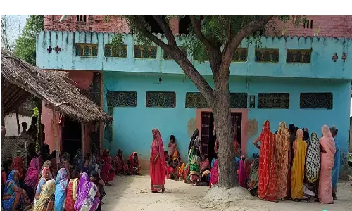 рдпреБрд╡рддреА рдХрд╛ рдШрд░ рдХреЗ рднреАрддрд░ рджреБрдкрдЯреНрдЯреЗ рд╕реЗ  рд▓рдЯрдХрддрд╛ рдорд┐рд▓рд╛ рд╢рд╡ рдпреБрд╡рддреА рдХрд╛ рдШрд░ рдХреЗ рднреАрддрд░ рджреБрдкрдЯреНрдЯреЗ рд╕реЗ  рд▓рдЯрдХрддрд╛ рдорд┐рд▓рд╛ рд╢рд╡