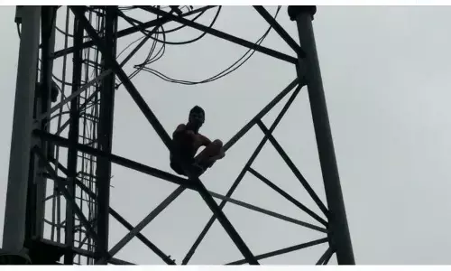 मोबाइल टॉवर पर चढ़ा हनुमान भक्त नौशाद,  प्रशासन के सामने रखी शर्त मोबाइल टॉवर पर चढ़ा हनुमान भक्त नौशाद,  प्रशासन के सामने रखी शर्त
