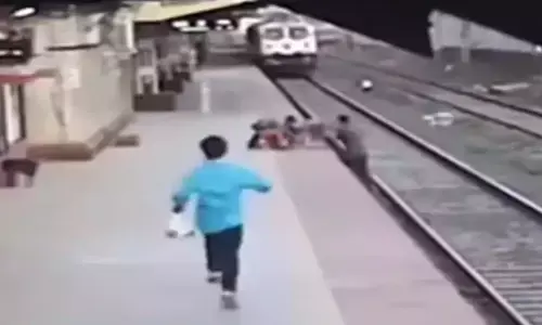 मौत के मुंह से बच्चे को वापस ले आया ये शख्स, देखिए- दिल दहलाने वाला वीडियो