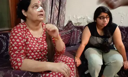 Ghaziabad Crime News:  गाजियाबाद में कारोबारी के घर बदमाशों ने दिनदहाड़े की 20 लाख की लूट, विरोध करने पर महिला को किया घायल Ghaziabad Crime News:  गाजियाबाद में कारोबारी के घर बदमाशों ने दिनदहाड़े की 20 लाख की लूट, विरोध करने पर महिला को किया घायल