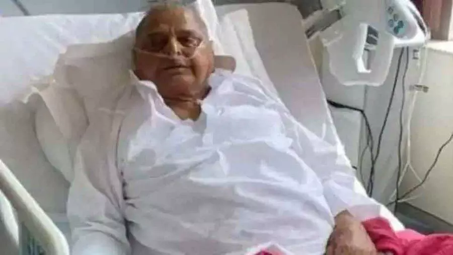 Mulayam Singh Yadav के स्वास्थ्य को लेकर चिंतित समर्थक अस्पताल में फूट-फूट कर रोए,और बोले ये बात