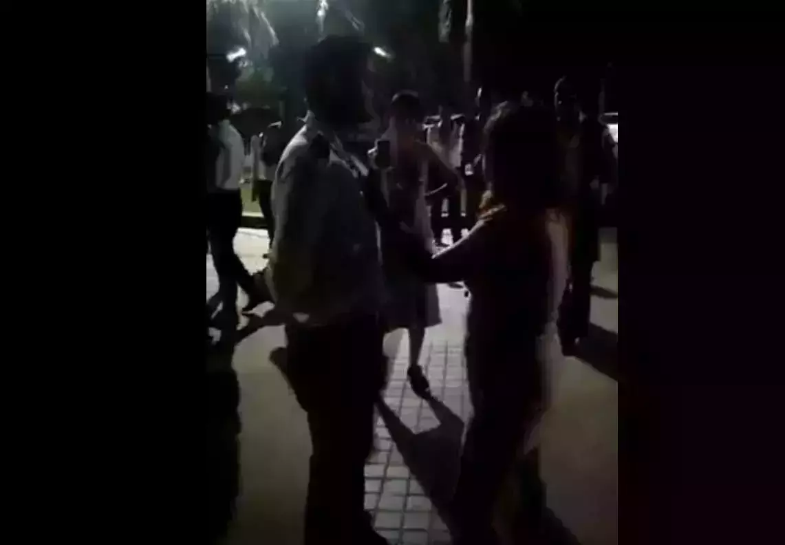 नोएडा में एक बार फिर शराब के नशे धुत्त लडकियों ने गार्ड से बदसलूकी वीडियो वायरल....