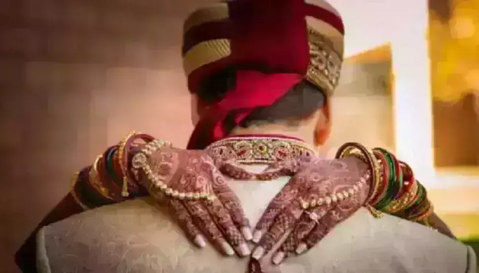 जब शादी मंडप पर दूल्हे के पास पहुंच गई एक्स पार्टनर फिर.. जब शादी मंडप पर दूल्हे के पास पहुंच गई एक्स पार्टनर फिर..