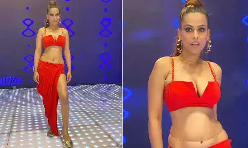 Nia Sharma Sexy Video: रेड कलर की हॉट ड्रेस पहनकर निया शर्मा ने मचाया गदर, हॉटनेस देख छूट जाएंगे पसीने