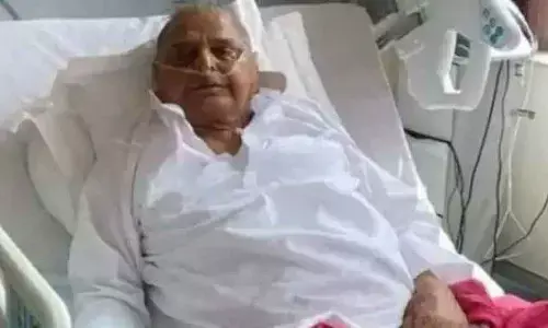 Mulayam Singh Yadav के स्वास्थ्य को लेकर चिंतित समर्थक अस्पताल में फूट-फूट कर रोए,और बोले ये बात Mulayam Singh Yadav के स्वास्थ्य को लेकर चिंतित समर्थक अस्पताल में फूट-फूट कर रोए,और बोले ये बात