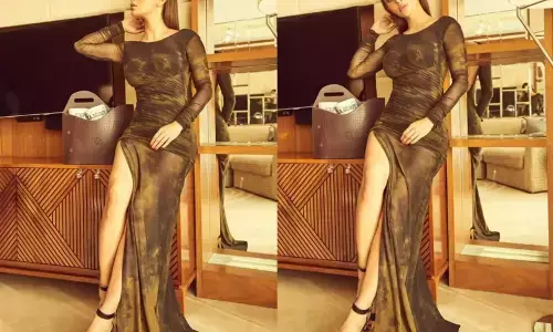 Mouni Roy Sexy Video: मौनी रॉय ने ब्लैक फ्लोरल गाउन में शेयर की हॉट तस्वीर, फोटो देख नहीं हटेगी नजर Mouni Roy Sexy Video: मौनी रॉय ने ब्लैक फ्लोरल गाउन में शेयर की हॉट तस्वीर, फोटो देख नहीं हटेगी नजर