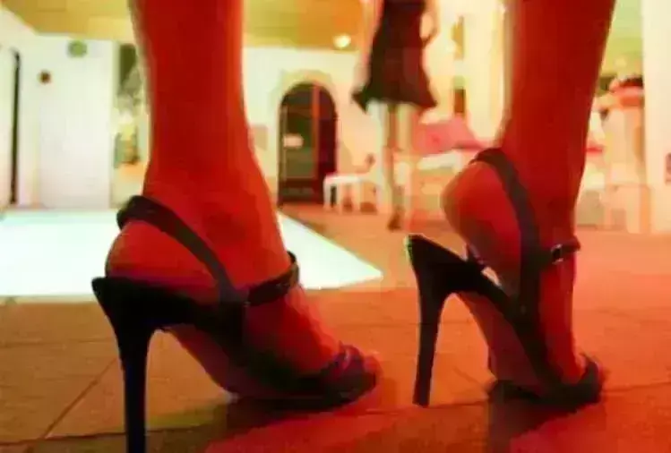 महिलाओं ने फोन कर युवक को बुलाया घर फिर की यह हरकत अब पुलिस ने महिलाओं को किया गिरफ्तार जानिए. महिलाओं ने फोन कर युवक को बुलाया घर फिर की यह हरकत अब पुलिस ने महिलाओं को किया गिरफ्तार जानिए.