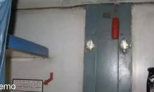 ट्रेन की खिड़की पर बैठे बच्चे की गिरकर मौत, परिवार का रो रोकर बुरा हाल