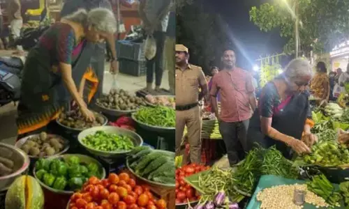 जब सब्जी खरीदने खुद दुकान पर पहुंच गईं वित्त मंत्री निर्मला सीतारमण, वीडियो हुआ वायरल जब सब्जी खरीदने खुद दुकान पर पहुंच गईं वित्त मंत्री निर्मला सीतारमण, वीडियो हुआ वायरल