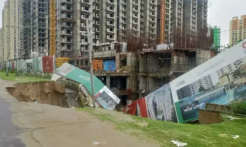 भारी बारिश के कारण ग्रेटर नोएडा वेस्ट में बड़ा हादसा, सड़क जमीन में धंसी, इलाके में दहशत! भारी बारिश के कारण ग्रेटर नोएडा वेस्ट में बड़ा हादसा, सड़क जमीन में धंसी, इलाके में दहशत!