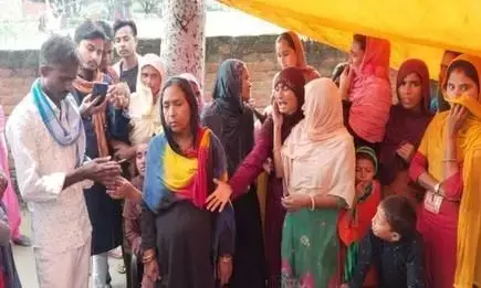 जुलूस में लोहे की रॉड में दौड़ा 11 हजार वोल्ट का करंट, एक झटके में खत्म हुईं छह जिंदगियां जुलूस में लोहे की रॉड में दौड़ा 11 हजार वोल्ट का करंट, एक झटके में खत्म हुईं छह जिंदगियां