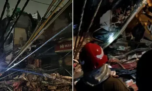 दिल्ली: लाहौरी गेट के फराश खाना इलाके में गिरी बिल्डिंग, दमकल की 5 गाड़ियां मौके पर दिल्ली: लाहौरी गेट के फराश खाना इलाके में गिरी बिल्डिंग, दमकल की 5 गाड़ियां मौके पर