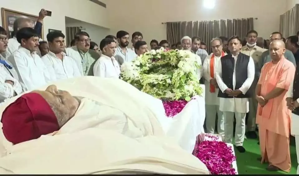 मुलायम सिंह यादव का पार्थिव शरीर पहुंचा सैफई, अंतिम दर्शन करने पहुंचे मुख्यमंत्री योगी, नेता जी को दी श्रद्धांजलि