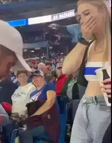 भरे स्टेडियम में जब लडके ने किया KISS तो लडकी ने जडा थप्पड फिर......