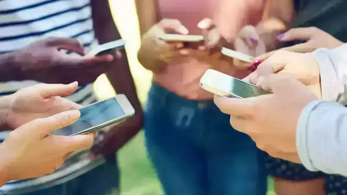 बच्चों की मानसिकता पर बुरा असर डाल रहे स्मार्टफोन जानिए इस रिपोर्ट में बच्चों की मानसिकता पर बुरा असर डाल रहे स्मार्टफोन जानिए इस रिपोर्ट में