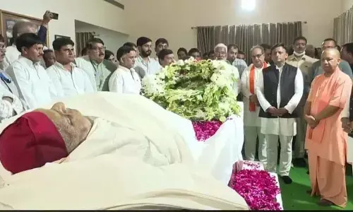 मुलायम सिंह यादव का पार्थिव शरीर पहुंचा सैफई, अंतिम दर्शन करने पहुंचे मुख्यमंत्री योगी, नेता जी को दी श्रद्धांजलि