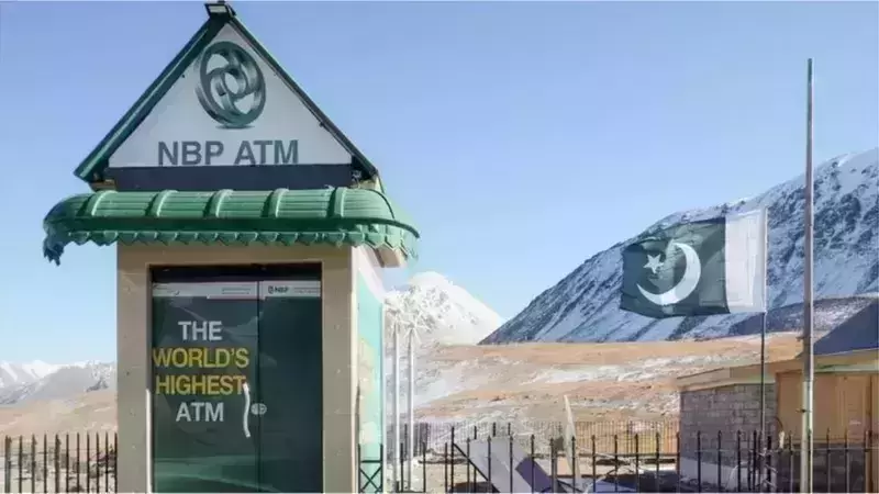 दुनिया का सबसे ऊंचा ATM जहां कैश लेने के लिए 4693 मीटर चढना पडता है जानें