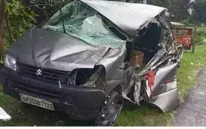 बारिश से टूटकर गिरे पेड से टकराई ईको, एक की मौत 11 घायल बारिश से टूटकर गिरे पेड से टकराई ईको, एक की मौत 11 घायल