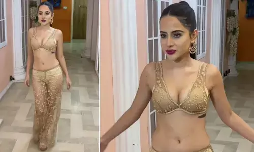 Urfi Javed Sexy Photo: Urfi Javed हॉट गोल्डन ड्रेस पहन एक बार फिर गिराई बिजली, एक्ट्रेस की बोल्डनेस उड़ा रही यूजर्स के होश Urfi Javed Sexy Photo: Urfi Javed हॉट गोल्डन ड्रेस पहन एक बार फिर गिराई बिजली, एक्ट्रेस की बोल्डनेस उड़ा रही यूजर्स के होश