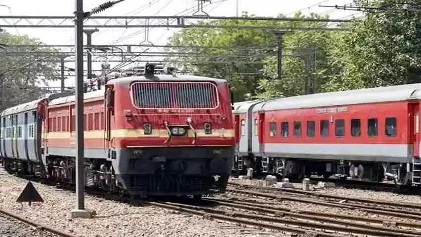 इंडियन रेलवे दीपावली पर दे रहा यात्रियों को बडा तोहफा, इतनी चलेंगी स्पेशल ट्रेन, देखें लिस्ट