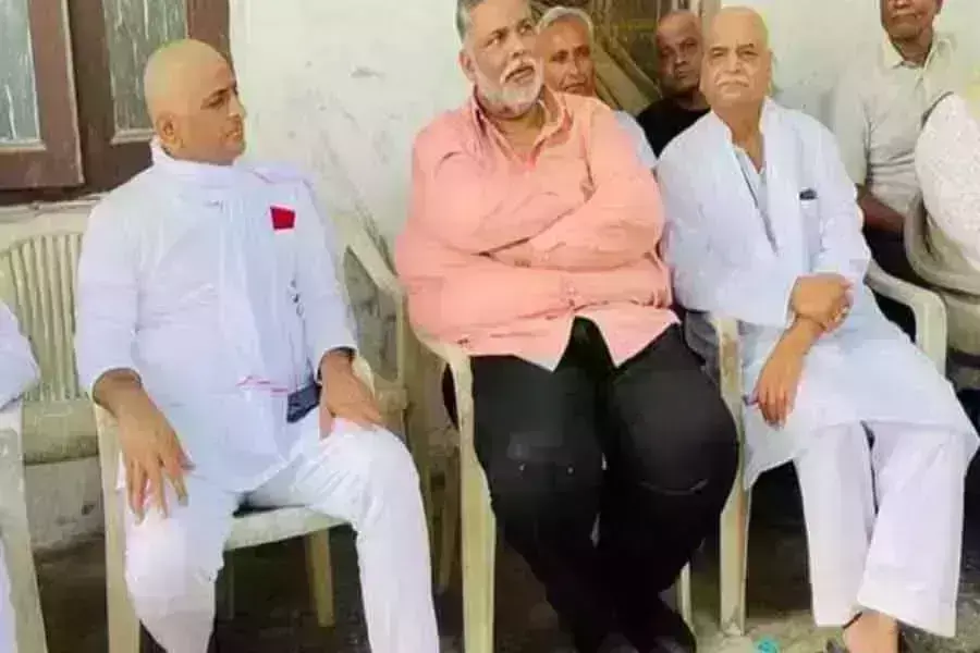 मुलायम सिंह के निधन के बाद अखिलेश ने मुंडवाया, सिर चाचा शिवपाल भी दिखे साथ मुलायम सिंह के निधन के बाद अखिलेश ने मुंडवाया, सिर चाचा शिवपाल भी दिखे साथ