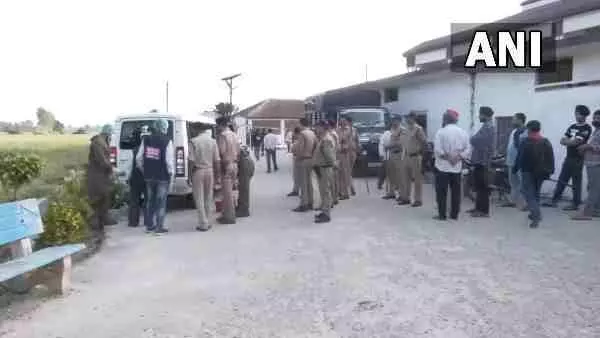 खनन माफिया को उत्तराखंड में पकडने पहुंची UP पुलिस पर हुआ हमला ,हमले में एक sho समेत छ पुलिसकर्मी घायल, एक महिला की मौत जानिए