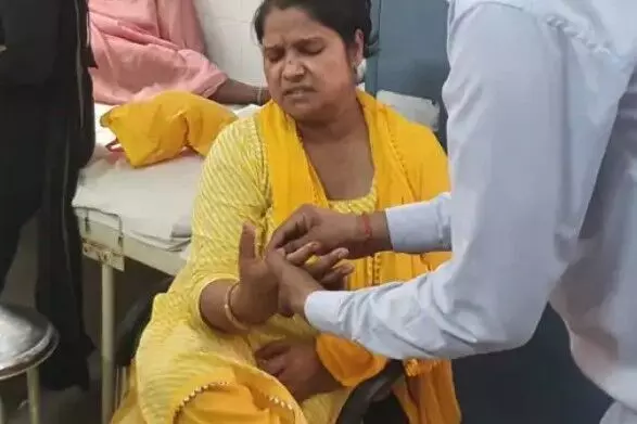 सरकारी स्कूल में दो शिक्षिकाओं के बीच चले चाकू, प्रधानाध्यापिका घायल पुलिस मामले की जांच में जुटी.. सरकारी स्कूल में दो शिक्षिकाओं के बीच चले चाकू, प्रधानाध्यापिका घायल पुलिस मामले की जांच में जुटी..