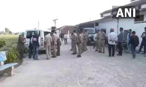 खनन माफिया को उत्तराखंड में पकडने पहुंची UP पुलिस पर हुआ हमला ,हमले में एक sho समेत छ पुलिसकर्मी घायल, एक महिला की मौत जानिए खनन माफिया को उत्तराखंड में पकडने पहुंची UP पुलिस पर हुआ हमला ,हमले में एक sho समेत छ पुलिसकर्मी घायल, एक महिला की मौत जानिए