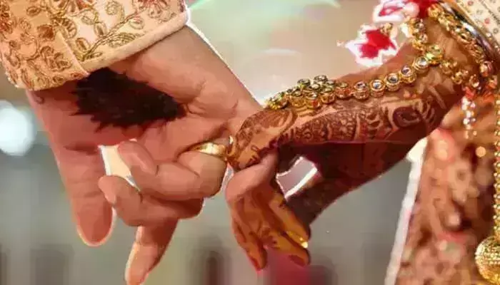 4 बच्चों की मां पर चढा इश्क का भूत,तो पति ने करवाचौथ से पहले करवा दिया यह कांड.... 4 बच्चों की मां पर चढा इश्क का भूत,तो पति ने करवाचौथ से पहले करवा दिया यह कांड....
