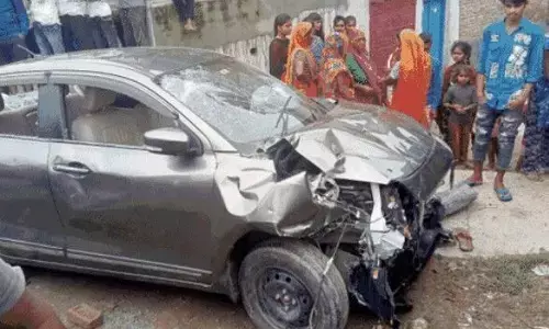 तेज रफ्तार कार ने बाइक सवार को रौदते हुए दुकान में घुसी, दो की मौत अन्य लोगों की हालत गम्भीर... तेज रफ्तार कार ने बाइक सवार को रौदते हुए दुकान में घुसी, दो की मौत अन्य लोगों की हालत गम्भीर...