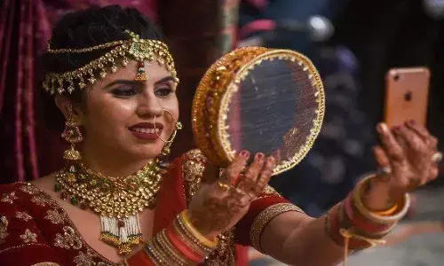 करवाचौथ पर छननी का क्या है महत्व, चाँद को छननी से ही क्यो देखती है महिलाएं जानें पुराणिक कथा के अनुसार.. करवाचौथ पर छननी का क्या है महत्व, चाँद को छननी से ही क्यो देखती है महिलाएं जानें पुराणिक कथा के अनुसार..