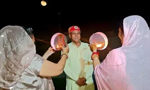 BJP सांसद के लिए 2 पत्नियों ने रखा करवाचौथ का व्रत, तस्वीर हुई वायरल, एक है टीचर तो दूसरी गैस एजेंसी की मालकिन