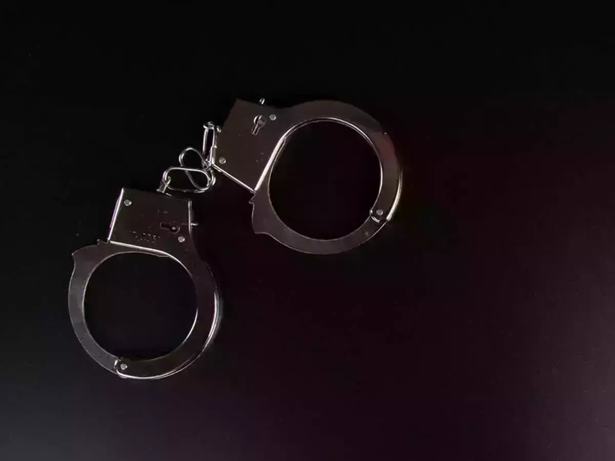 यूपी के मंत्री  के भतीजे ने रेस्तरां के कर्मचारियों को कार से कुचलने की कोशिश, हुआ गिरफ्तार, जानें पूरा मामला... यूपी के मंत्री  के भतीजे ने रेस्तरां के कर्मचारियों को कार से कुचलने की कोशिश, हुआ गिरफ्तार, जानें पूरा मामला...