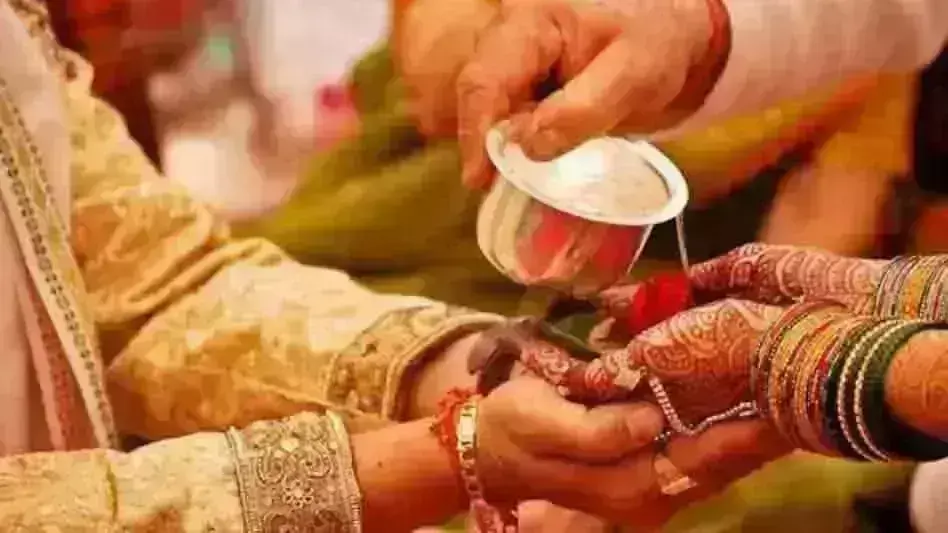 भांजे से मोहब्बत कर बैठी मामी तो मामा ने किया ऐसा.. भांजे से मोहब्बत कर बैठी मामी तो मामा ने किया ऐसा..