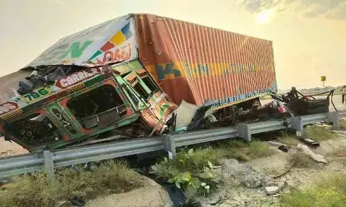 पूर्वांचल एक्सप्रेस वे हुआ इतना भयंकर हादसा, BMW और कंटेनर में भिड़ंत, 4 की मौत, एक्सीडेंट देखकर उड़े होश