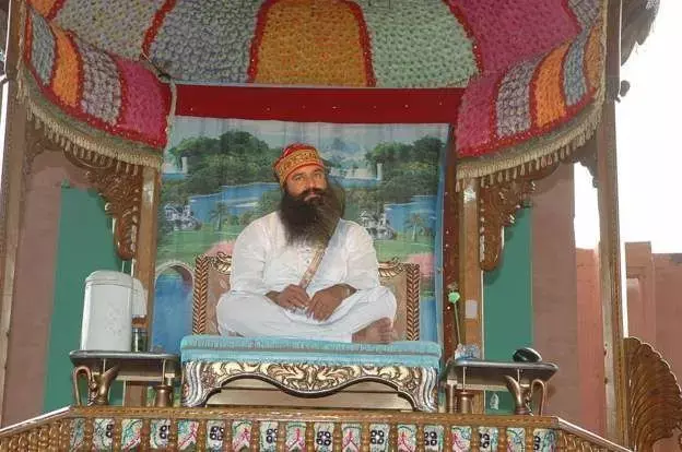 गुरमीत राम रहीम 40 दिन की परोल पर जेल से आया बाहर ,डेरा सच्चा सौदा आश्रम पहुंचा .. गुरमीत राम रहीम 40 दिन की परोल पर जेल से आया बाहर ,डेरा सच्चा सौदा आश्रम पहुंचा ..