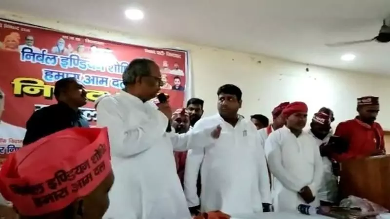 कैबिनेट मंत्री संजय निषाद ने गुस्से में मंच पर माइक फेंक दिया, बोले- अगर हमसे बड़े नेता हो तो बोलो, नहीं तो सुनो. VIDEO वायरल कैबिनेट मंत्री संजय निषाद ने गुस्से में मंच पर माइक फेंक दिया, बोले- अगर हमसे बड़े नेता हो तो बोलो, नहीं तो सुनो. VIDEO वायरल
